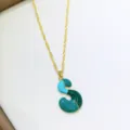 Collana con ciondolo lettera S in lega capsula dopamina, catena clavicolare chic e trendy. - Taglia S