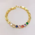 Bracciale in oro con farfalla in zircone colorato dettaglio primo piano pietre vivaci. - Tondo di colore misto