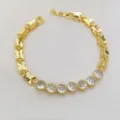 Primo piano dettagliato del bracciale placcato in oro con farfalle e zirconi brillanti. - Bianco Tondo