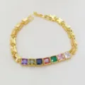Raffinato bracciale dorato con pietre di zircone quadrate multicolori e dettagli a farfalla. - Quadrato Colorato