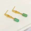 Orecchini lunghi chic placcati in oro con pietre cilindriche verdi per abbigliamento donna. - Aventurina verde