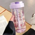 Botella de agua de plástico grande con pajita y tapa morada para uso diario en verano - 600ml / Púrpura