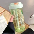 Gran capacidad botella de agua de plastico con pajita y compartimento interior diario. - 600ml / Verde