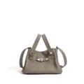Bolso de mano de cuero gris con asa superior y cierre metálico, bandolera versátil. - Gris elefante