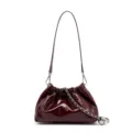 Borsa a tracolla arricciata in pelle verniciata bordeaux con catena e ciondolo teschio chic. - Borgogna