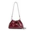 Borsa a nuvola in pelle verniciata plissettata bordeaux con cinturino e catena teschio. - Vermiglio