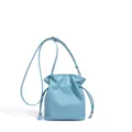 Mini bolso cubo de cuero azul claro con cordón, variante de bolso de hombro. - Aguamarina