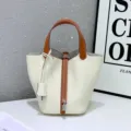 Sac seau en cuir véritable pour femmes, sac à main tendance avec fermeture à cadenas. - 18 Nappa caramel et blanc crème