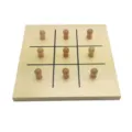 Holz Tic-Tac-Toe Detailansicht mit Holzgitter und glatten Stiften für Montessori Früherziehung und Motorik. - Zweifingergriff / Naturholzfarbe