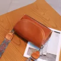 Sac bandouliere en cuir marron vintage avec large sangle ethnique et surpiqures. - Jaune Crépuscule