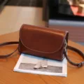 Sac à bandoulière en cuir marron vintage pour femme, sacoche élégante avec coutures blanches. - Brun Foncé