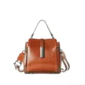 Sac bandoulière femme en cuir marron, design trapèze élégant avec serrure en métal. - Couleur caramel