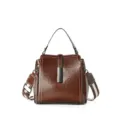 Élégant sac à bandoulière marron pour femme avec fermeture métallique et sangle rayée élégante. - Café