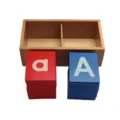Ξύλινες πινακίδες γραμμάτων Montessori με κόκκινα και μπλε γράμματα για παιδική μάθηση. - Κόκκινα και μπλε αγγλικά γράμματα από γυαλόχαρτο