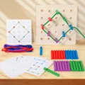 Montessori Lernspielzeug aus Holz Steckbrett Faden Spiel Set für Kinder Feinmotorik Training - 18x18x1cm