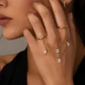 Goldener Doppel-Fingerring mit Kette und funkelnden Baguette-Kristallen Handschmuck - T3 / Gold / Rechteckiger Strass-Anhänger