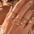Goldener Doppel-Fingerring mit funkelnden Strassanhängern, stilvolles und elegantes Schmuckstück. - Runder Strass-Anhänger