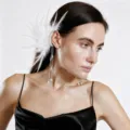Elegante weiße Feder Perle Quaste Ohrkappe für Damen, Luxus Party Hochzeit Mode Schmuck. - Nur Linkes Ohr / Weiß