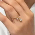 Minimalistischer offener Goldring mit asymmetrischem runden und tropfenförmigen Zirkon. - Asymmetrischer Runder Birnen Strass Ring / Gold