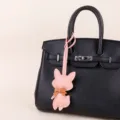 Rosa Leder Fuchs Taschen Anhänger mit brauner Schleife süßer Schlüsselanhänger Detailansicht - Kleiner Fuchs (BHT06) / Rosa