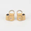 Vue détaillée de la boucle de conversion de bandoulière sans poinçon, cuir jaune et anneau en D. - Boucle Anneau Cuir / Jaune