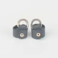 Gedetailleerd close-up van donkergrijze leren tasriem-ombouwlus met gouden ring en drukknop. - Leren Ring Gesp / Grafietgrijs