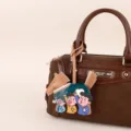 Καφέ δερμάτινη τσάντα PU με μοναδικό κρεμαστό αλόγου, κομψή γυναικεία τσάντα για κάθε μέρα. - BHT65 αλογάκι καρδιά