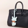 Leder Fuchs Tasche Anhänger mit Schleife Detail hängend an schwarzer Handtasche Detailansicht. - Kleiner Fuchs (BHT06) / Grün