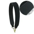 Nahaufnahme des breiten schwarzen Leder Handtaschenriemens mit goldener Metall Hardware Naht. - Schwarze Felsstruktur