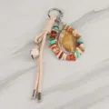 Vista detallada de llavero estilo bohemio con concha y cuentas de piedra colorida. - Colgante 12