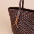 Σκούρο καφέ πλεκτή δερμάτινη τσάντα shopper με πλεκτές λαβές και κομψό δερμάτινο κρεμαστό κόμπο. - Σκούρο Καφέ