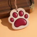 Pendentif patte de chat en cuir au tannage végétal rouge et beige pour sac ou voiture. - Rouge