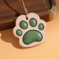 Pendentif patte de chat en cuir tanné végétal, vert et beige, grigri de sac porte-clés. - Vert