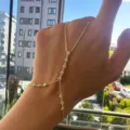 Detailaufnahme des vergoldeten Strass-Handkettchens, eleganter Schmuck mit Zirkoniasteinen. - Dreieck / Gold