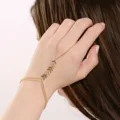 Elegantes goldenes Handkettchen Armband mit funkelnden Zirkonia Steinen für Damen Party. - Pfeil / Gold