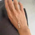 Elegantes goldenes Handkettchen Sklavenarmband mit Strass Tropfen Detail Nahaufnahme. - Wassertropfen / Gold