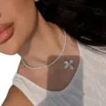 Elegante doppellagige Strass-Choker-Halskette mit funkelndem Blumenanhänger für Damen. - Blumen- & Halsketten-Set / Gold