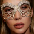 Primer plano detallado de la lujosa máscara de diamantes de imitación, diseño brillante. - Estilo 4 (XX202510291)
