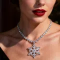Nahaufnahme der luxuriösen Kristall-Schneeflocken-Halskette, elegante Strass-Schlüsselbeinkette. - Strass Schneeflocke / Gold