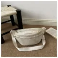 Vista dettagliata della borsa a tracolla a quadretti beige neutro con cinghia larga e zip. - Kaki