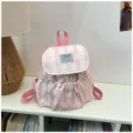 Dettaglio zaino a righe rosa con fiocco, grazioso zainetto casual, borsa minimalista per il campus. - senza ciondolo / Rosa