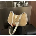 Borsa a tracolla in paglia con finiture in pelle bianca e chiusura metallica dorata. - Bianco