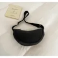 Borsa a tracolla a mezzaluna in nylon nero, elegante e comoda borsa casual da donna. - Nero