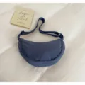 Vista dettagliata della borsa dumpling in nylon stile giapponese con forma morbida. - Blu