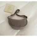 Vista dettagliata della borsa a tracolla casual in nylon taupe con comoda cinghia. - Grigio
