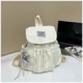 Milchweißer Mini-Sternen-Rucksack Detail mit Kordelzugverschluss und süßem silbernen Sternanhänger. - Mit Anhänger / Weiß