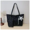 Schwarze Stern-Print Tragetasche für Damen, große Schultertasche mit Etui und Stern-Anhänger. - Mit Anhänger / Schwarz