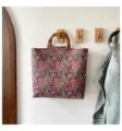Sac cabas élégant à motif cachemire avec des poignées en bambou pour le quotidien et les loisirs. - Coloré