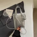 Sac bandoulière vertical argenté pour téléphone, mini sac à main décontracté en PU. - Avec Pendentif / Argent