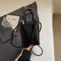 Sac bandoulière carré minimaliste noir en cuir synthétique pour femme avec poignée chic. - Sans pendentif / Noir